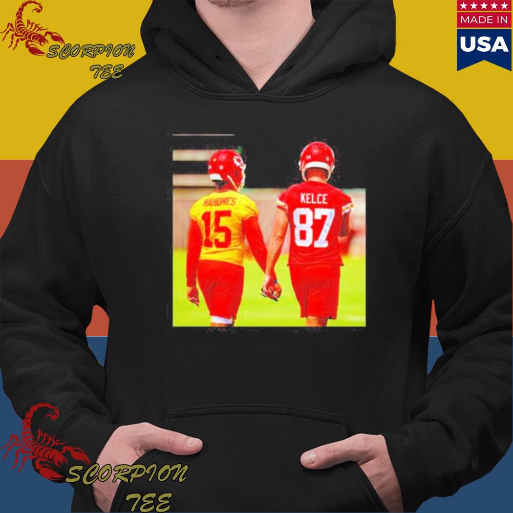 Patrick mahomes and travis kelce holding hand funny picture shirt