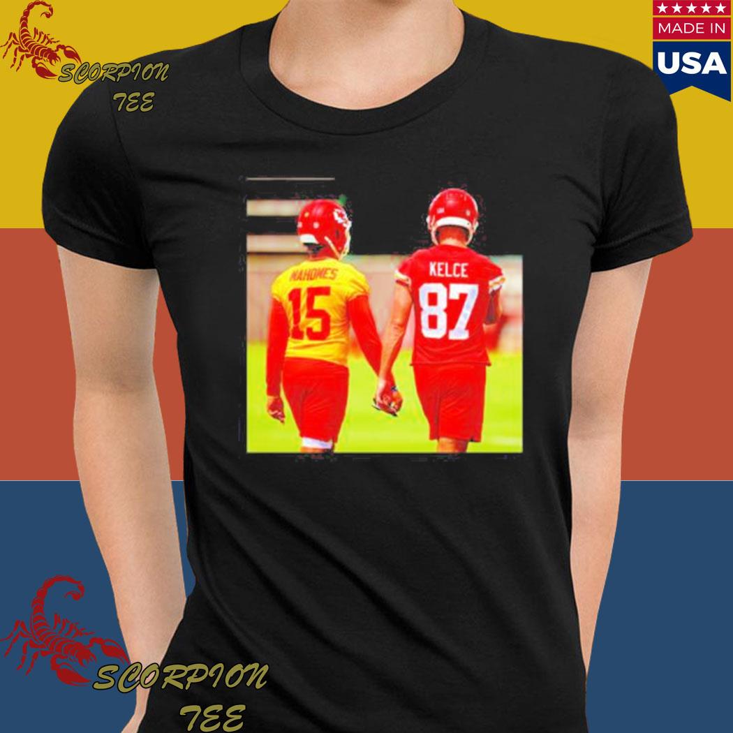 Patrick Mahomes and Travis Kelce holding hand funny picture shirt