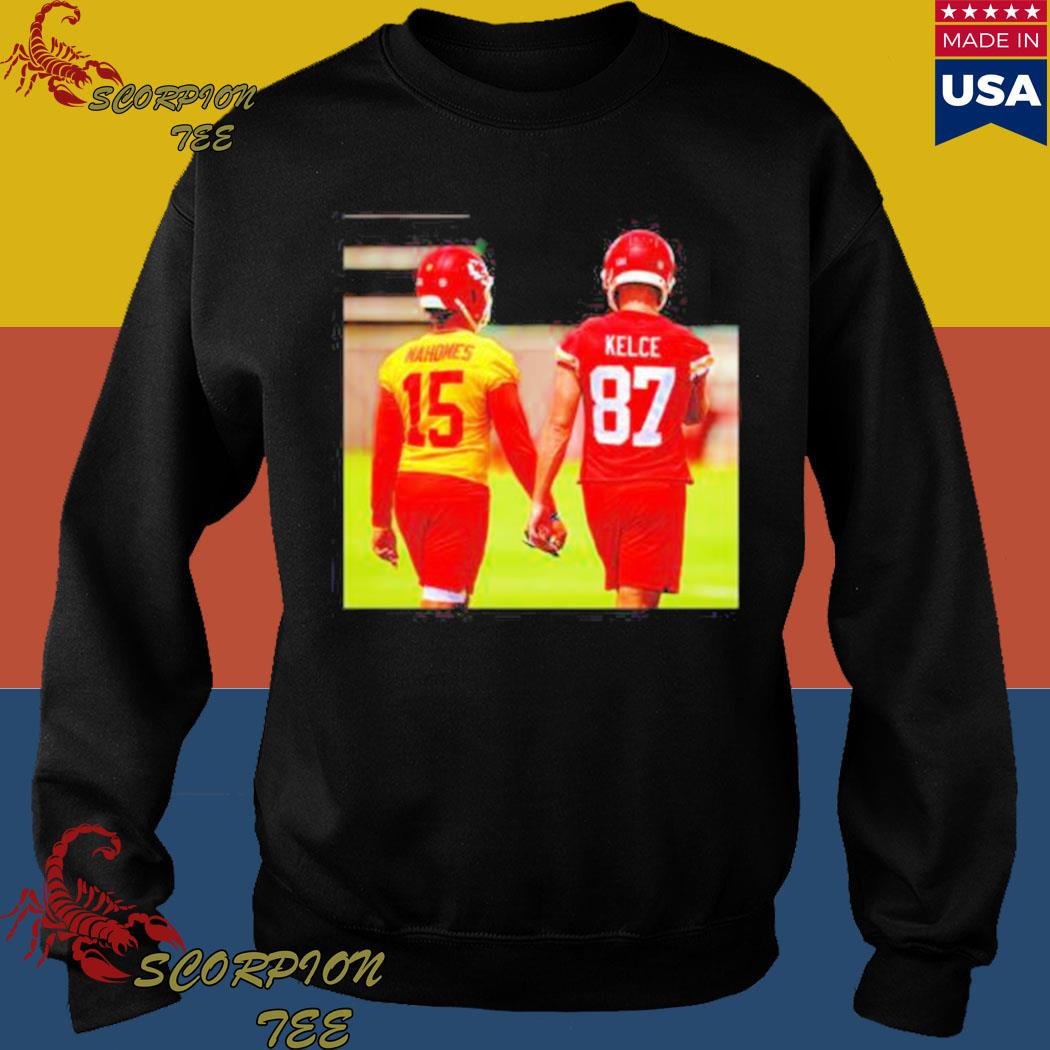 Patrick Mahomes and Travis Kelce holding hand funny picture shirt